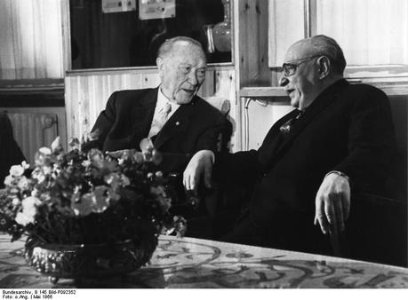 Adenauer (l.) im Gespräch mit dem isralischen Staatspräsidenten Schasar (r.) in Jerusalem.
