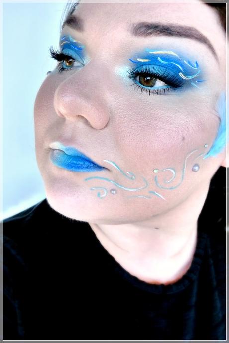 kreatives Makeup mit Blau 