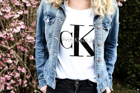 Frühlings Look | Jeansjacke mit weißen CK Shirt