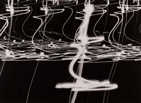 Auf der Autobahn in die moderne Welt (Foto: Otto Steinert, Lichtschrift – Lampen der Place de la Concorde, 1952, Silbergelatineabzug, 30 x 40,5 cm, © Nachlass Otto Steinert, Museum Folkwang, Essen)