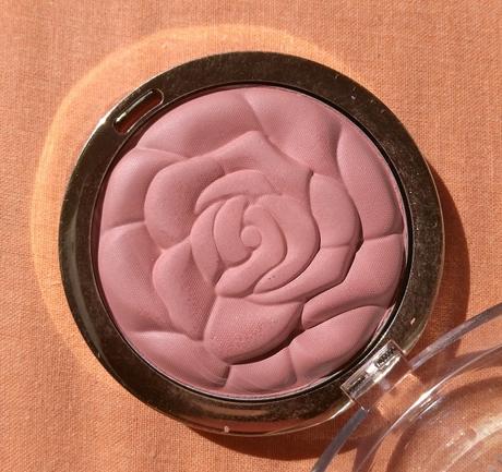 Sisley Paris émulsion écologique + MILANI Powder Blush 01 Romantic Rose :)