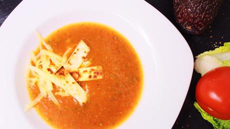 Tortilla Suppe mit Käse – schnell, einfach und lecker!
