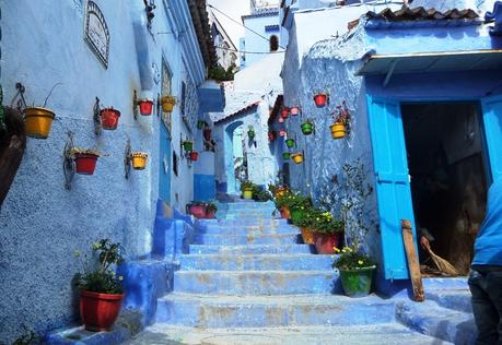 Die meist fotografierte Gasse in Chefchaouen. Blaue Wände, blaue Treppe, bunte Blumentöpfe