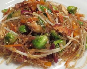 Rosenkohlgemüse mit Glasnudeln und Sprossen