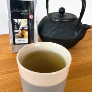 Mate-Tee in Bloomingville Tasse, Kanne und Teepackung im Hintergrund