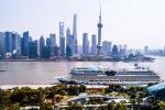AIDAbella als erstes Schiff der AIDA Flotte überhaupt, passiert die berühmte Skyline von Shanghai