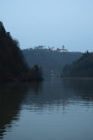 07_a-rosa-Flusskreuzfahrt-Donau-Burg-Oesterreich-Abends