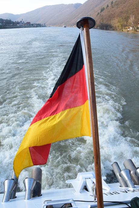01_a-rosa-Flusskreuzfahrt-Donau-Oesterreich-Kielwasser-Flagge