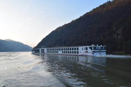 06_a-rosa-Flusskreuzfahrt-Donau-Flusskreuzfahrtschiff-Abends