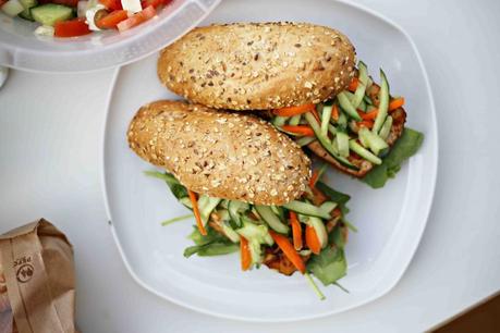 Vegan BBQ Tofu-Burger mit Karotten-Gurken Slaw