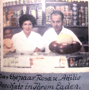 Nonna Rosa und Nonno Attilio Revolfato 1956 in ihrem Feinkostladen in Genua an der ligurischen Küste.