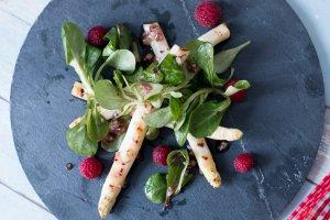 Gegrillter Spargel-Salat mit Himbeeren und Feldsalat