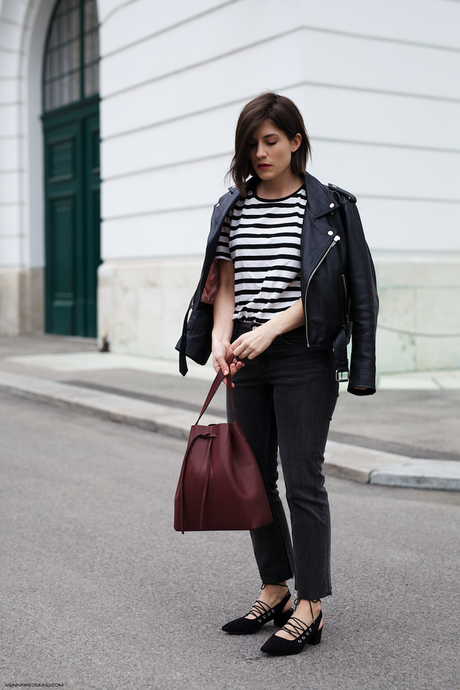@ViennaWedekind in der idealen Kombination zwischen lässig und schick. Die Bucket Bag von Alesya Orlóva verleiht dem Outfit die Eleganz.