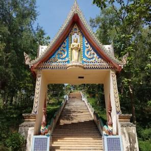 Einige Stufen geht es hoch zum Wat Khao Suwan Pradit