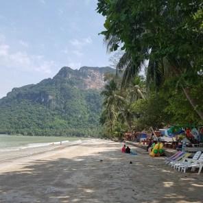 Den Strand von Nang Kam teilen wir uns nur mit wenigen Einheimischen