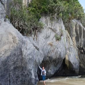 Hohe Felsen und Wellen… ein Traum (Kwang Pao Beach)