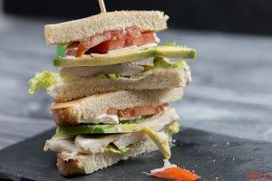 Caesar Club Sandwich mit Avocado ohne Bacon