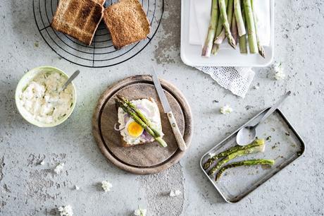 Eier-Spargelsalat mit roten Zwiebeln auf Toastscheiben / Asparagus Egg Salad Toast