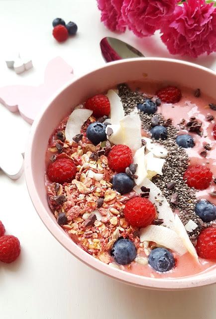 pink berry crush: Bananen-Erdbeer-Smoothie Bowl mit Himbeeren und Blaubeeren
