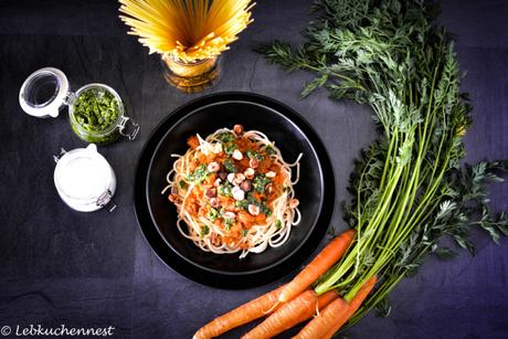 Nudelfeierei – Karottenbolognese mit grünem Haselnusspesto [Blogevent]