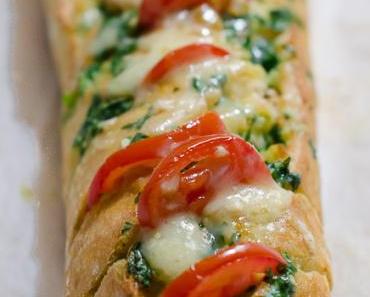 Schneller Feierabend-Snack: Bärlauchbutter Baguette mit Cocktailtomaten und Käse
