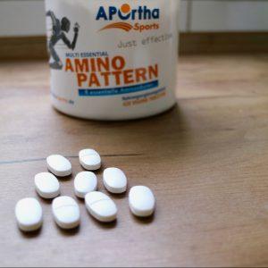 Neun Tabletten vor Verpackung APOrtha Sports Amino Pattern