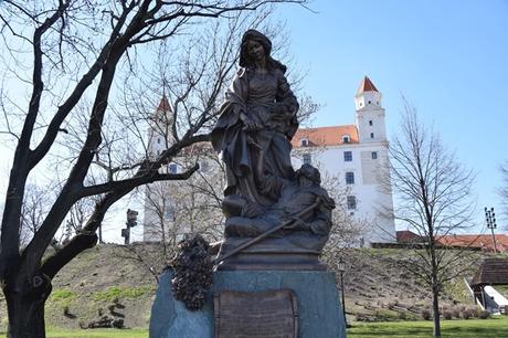 16_Statue-Elisabeth-von-Thueringen-Ungarn-Burg-Hrad-Bratislava-Slowakei