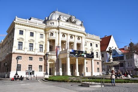 19_Historisches-Gebaeude-des-Slowakischen-Nationaltheaters-Bratislava-Slowakei