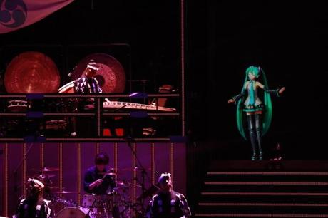 Hatsune Miku gab zusammen mit der Drummer-Gruppe Kodou ein Konzert