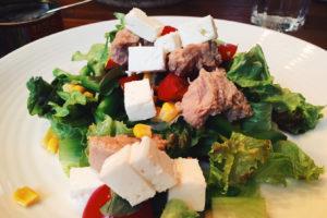 Salat mit Thunfisch und Feta