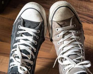 Trag-zwei-verschiedenfarbige-Schuhe-Tag – der amerikanische National Two Different Colored Shoes Day