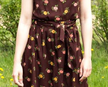 U-Boot-Kleid mit Bindeband und Flügelärmel