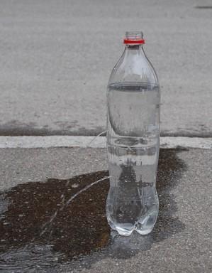 Wasserflasche mit 2 Löchern