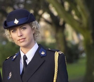 niederlandische-blonde-polizistin