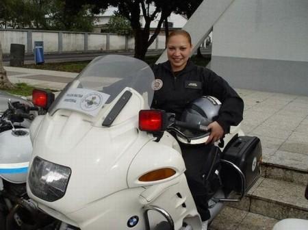 colombia-polizistin-auf-polizei-bmw-motorrad