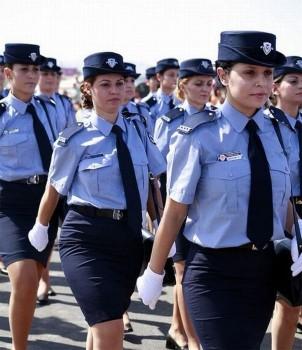 zypern-polizei-parade-frauen
