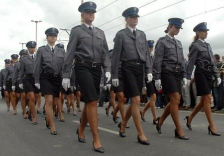 viele-hubsche-polizistinnen-parade