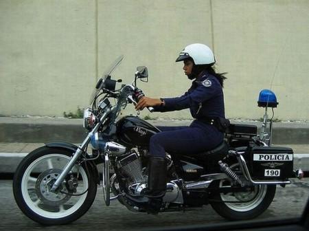 kuba-polizistin-auf-motorrad