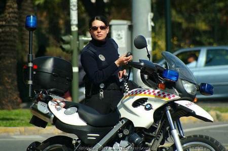 motorrad-fahrende-polizistin