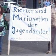 vaeterdemonstration-berlin-richter-jugendaemter-protestschilder-2010-06-26
