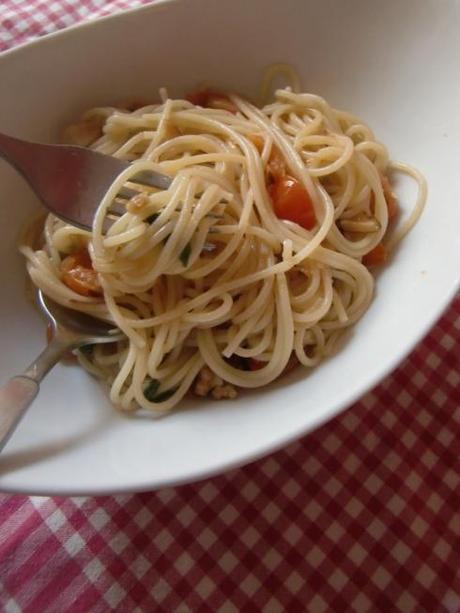 Endlich wieder Salbei: Spaghetti mit gerösteten Nüssen, Salbei, Tomaten und Butter