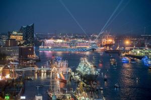 Mehr als eine Million Besucher feiern auf Hamburger Hafengeburtstag die AIDA Flotte und den ersten Geburtstag von AIDAprima