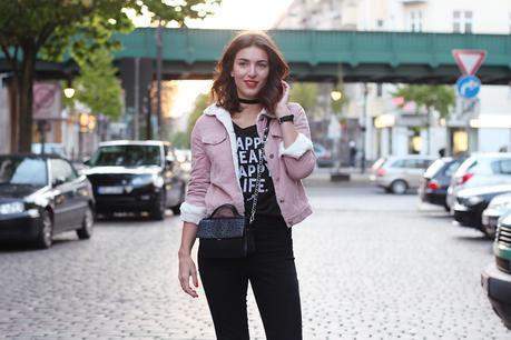 skinny black jeans denim fake fur jacket sweater black boots  cord jacke pink streetstyle berlin samiezeblog fashion