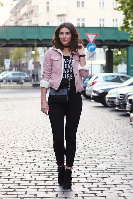 skinny black jeans denim fake fur jacket sweater black boots  cord jacke pink streetstyle berlin samiezeblog fashion