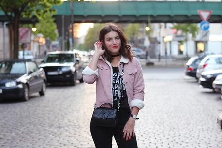 skinny black jeans denim fake fur jacket sweater black boots  cord jacke pink streetstyle berlin samiezeblog fashion 