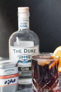 Gin Tonic mit dem Dukes Gin gemischt mit Cold Brew und Cumeo Pfeffer von Spicebar