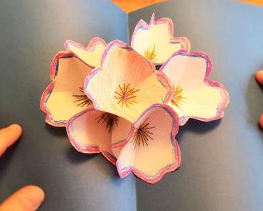 Zum Muttertag: Eine Pop-Up Karte voller Blumen
