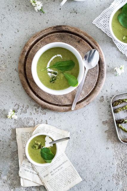 Spargelcremesuppe mit Weißwein und Blattspinat / Asparagus Soup with Spinach