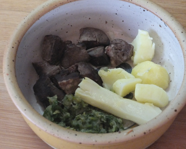 Rinderherz mit Gemüseresten und Kartoffeln