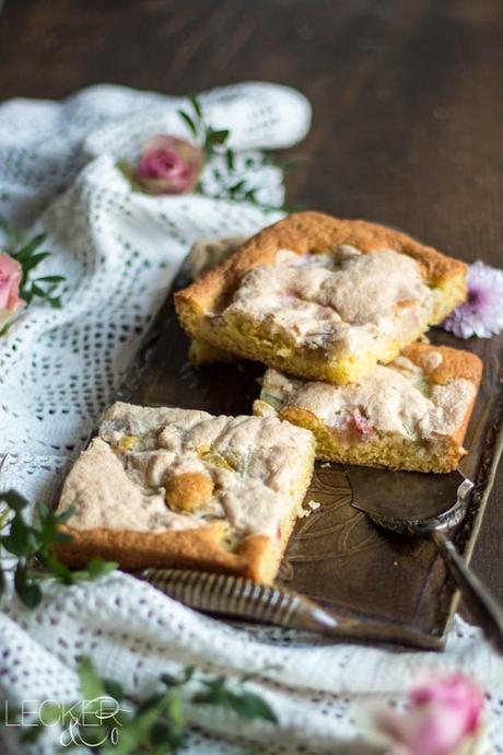 Rhabarber-Blechkuchen mit Mandelbaiser leckerundco, lecker co, lecker & co, lecker, leckerundco.de, foodblog, nürnberg, foodfotografie, mittelfranken, tina kollmann, foodpics, kochen, backen, fotografie, rezept, amaretto, rhabarber, mandel, baiser, blechkuchen, kuchen, rührkuchen, frühling, rosen, zweige, foodstyling